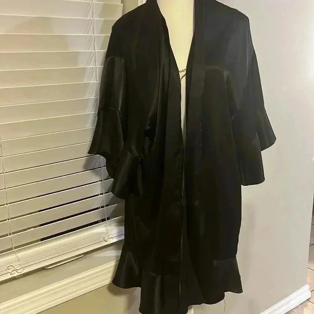 ❤️2/$30❤️[XS]Victoria  Secret Knee Length Vintage Black Satin Robe - Picture 2 of 8